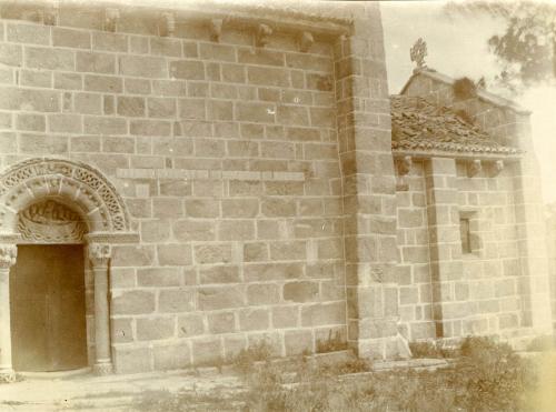 SANTIAGO DE CEREIXO. Iglesia románica con  la leyenda de la 