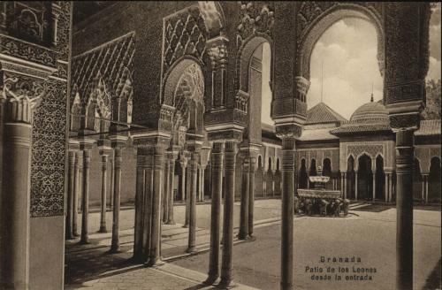 Granada. Alhambra. Patio de los leones desde la entrada