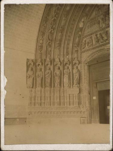 Deva (Asturias), puerta de la Iglesia