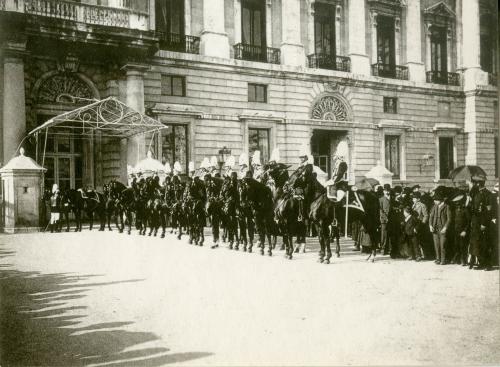 Madrid. Parada militar en la Plaza de Armas. palacio Real