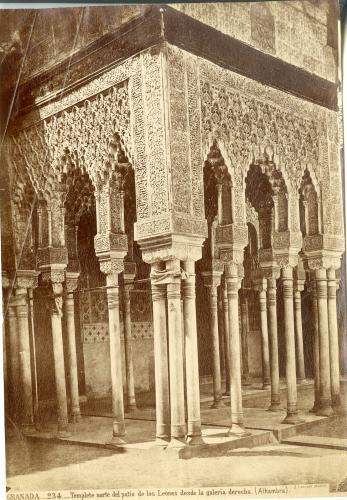 Granada. Alhambra. Templete al norte del Patio de los Leones desde la galería derecha