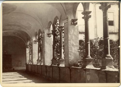 BAÑOLAS (Gerona): Monasterio: Claustro.