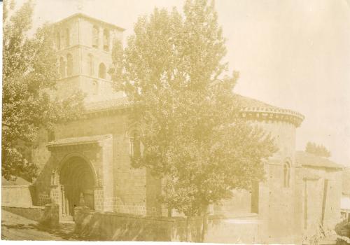 CERVATOS (Cantabria): Iglesia: vista de la portada, torre y ábside.
