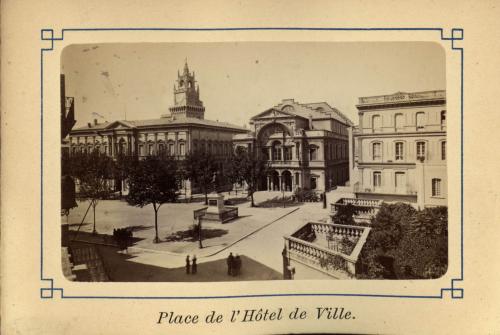 AVIÑÓN. Plaza del Ayuntamiento