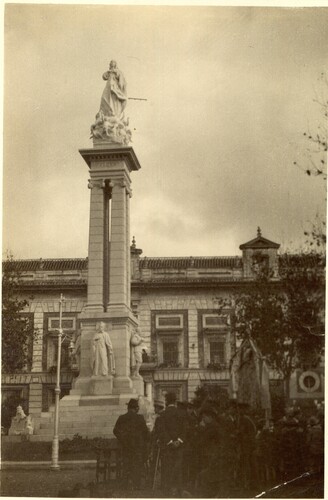 Monumento a la Inmaculada Concepción en la plaza del Triunfo. Sevilla