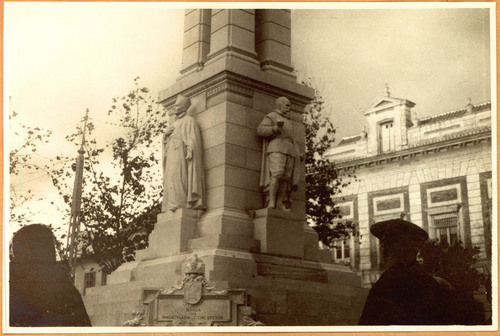 Detalle del monumento a la Inmaculada Concepción en la plaza del Triunfo. Sevilla