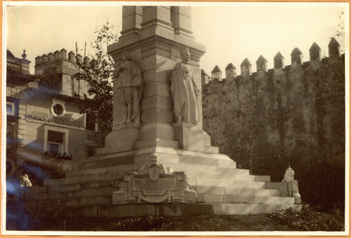 Detalle del monumento a la Inmaculada Concepción en la plaza del Triunfo. Sevilla