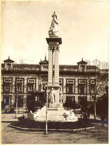 Monumento a la Inmaculada Concepción en la plaza del Triunfo. Sevilla