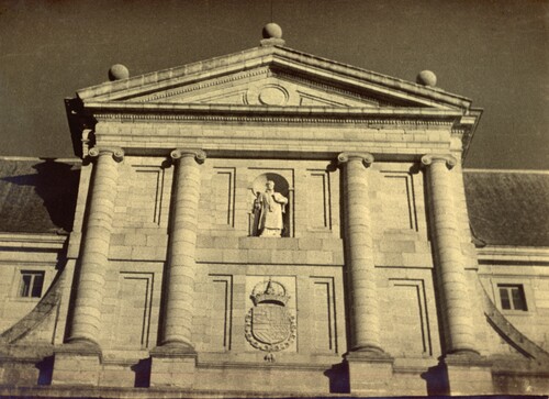El Escorial. Fachada principal. Parte superior y escultura de San Lorenzo.