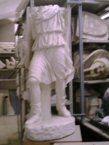 Estatua sin cabeza de Ascanio hijo de Eneas