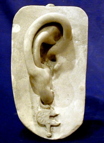Partes del cuerpo: oreja femenina con pendiente